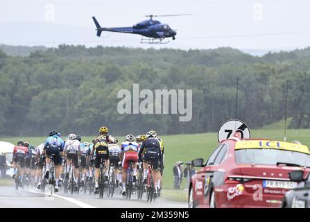 Die Abbildung zeigt das Paket von Fahrern in Aktion während der Stufe 8 des Radrennens Tour de France 108., 150,8km von Oyonnax nach Le Grand-Bornand, Frankreich, Samstag, 03. Juli 2021. Die diesjährige Tour de France findet vom 26. Juni bis zum 18. Juli 2021 statt. BELGA FOTO DAVID STOCKMAN Stockfoto