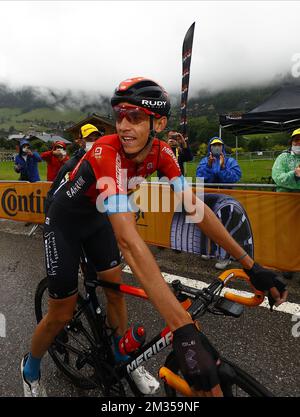 Die belgischen Dylan Teuns von Bahrain feiern den Sieg, nachdem sie Stufe 8 der 108.. Ausgabe des Radrennen Tour de France gewonnen haben, 150,8km von Oyonnax nach Le Grand-Bornand, Frankreich, Samstag, den 03. Juli 2021. Die diesjährige Tour de France findet vom 26. Juni bis zum 18. Juli 2021 statt. BELGA FOTO PETE GODING Stockfoto