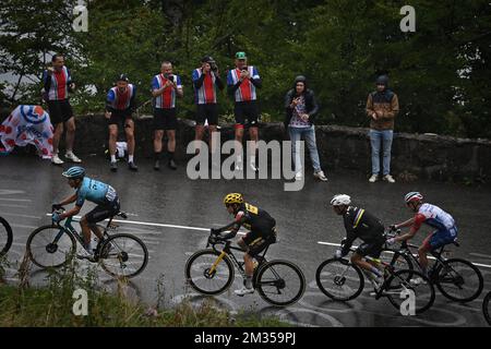 Die Abbildung zeigt das Paket von Fahrern in Aktion während der Stufe 8 des Radrennens Tour de France 108., 150,8km von Oyonnax nach Le Grand-Bornand, Frankreich, Samstag, 03. Juli 2021. Die diesjährige Tour de France findet vom 26. Juni bis zum 18. Juli 2021 statt. BELGA FOTO DAVID STOCKMAN Stockfoto