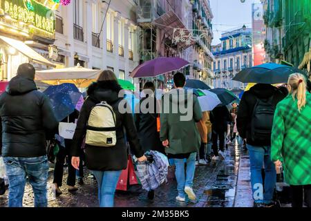 Neapel, Italien - 10. Dezember 2022: An einem regnerischen Tag spazieren die Leute über Toledo, die Straße ist vor Weihnachten überfüllt. Stockfoto