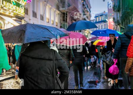 Neapel, Italien - 10. Dezember 2022: An einem regnerischen Tag spazieren die Leute über Toledo, die Straße ist vor Weihnachten überfüllt. Stockfoto
