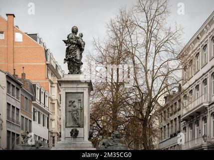 Lüttich. Wallonien - Belgien 31-10-2021. Der Brunnen der Jungfrau und des Kindes, im Herzen der Fußgängerzone des Lüttich Stockfoto