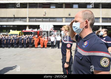 Das Bild zeigt eine Schweigeminute im Rahmen des nationalen Trauertages für die Opfer der schweren Überschwemmungen in der Baracke der Brüsseler Feuerwehr am Dienstag, den 20. Juli 2021. Tage extremer Witterungsbedingungen haben Teile von Ost- und Südbelgien verwüstet. Bisher sind in Belgien 31 Menschen gestorben und 70 werden als vermisst betrachtet. BELGA FOTO LAURIE DIEFFEMBACQ Stockfoto