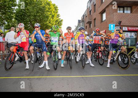 Belgische Jelle Wallays von Cofidis, belgische Tim Declercq von Deceuninck - Quick-Step, britische Mark Cavendish von Deceuninck - Quick-Step, belgische Dylan Teuns von Bahrain Victorious, belgischer Tim Merlier von Alpecin-Fenix, Belgischer Brent Van Moer von Lotto Soudal und belgischer Jonas Rickaert von Alpecin-Fenix zu Beginn des Radrennens Natourcriterium Roeselare am Dienstag, den 20. Juli 2021 in Roeselare. Der Wettbewerb ist Teil der traditionellen „Kriterien“, lokalen Rennen, bei denen hauptsächlich Radfahrer, die auf der Tour de France mitfuhren, gegeneinander antreten. BELGA FOTO KURT DESPLENTER Stockfoto