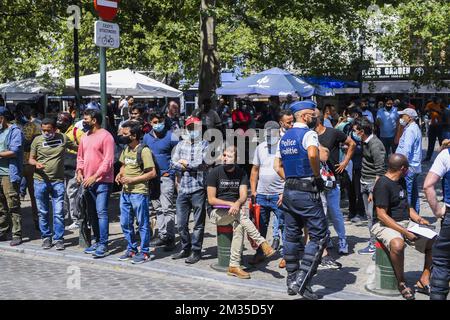 Illustration Menschen zeigen die Zusammenkunft von vielen Menschen in der Nähe der so genannten "neutralen Zone" im Stadtzentrum von Brüssel, Freitag, den 23. Juli 2021. Die neutrale Zone wurde in Sainte-Catherine - Sint-Katelijne vom Staatssekretär für Asyl Mahdi errichtet, um den Menschen, die in der Beguinage-Kirche (Begijnhofkerk) im Hungerstreik waren und auf eine kollektive Regularisierung hofften, Informationen zur Verfügung zu stellen. BELGA FOTO LAURIE DIEFFEMBACQ Stockfoto