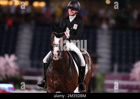 ACHTUNG REDAKTEURE: KORREKTUR DER BESCHRIFTUNG - KORREKTUR DES NAMENS VON AMAZONE IN Larissa Pauluis anstelle des belgischen Reitverbands Laurence Roos - KORREKTE VERSION FOLGT: Larissa Pauluis, belgische Reitereiterin und ihr Pferd Flambeau, wurden am ersten Tag der Reitereitveranstaltung bei den Olympischen Spielen 2020 in Tokio, Japan, am Samstag, den 24. Juli 2021 in Aktion gezeigt. Die verschoben Olympischen Sommerspiele 2020 finden vom 23. Juli bis zum 8. August 2021 statt. BELGA PHOTO DIRK CAREMANS Stockfoto