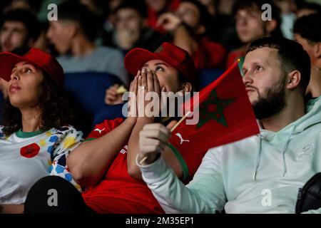 HELMOND - Unterstützer der marokkanischen Fußballmannschaft sehen das Halbfinalspiel zwischen Marokko und Frankreich bei der Weltmeisterschaft in Katar in der Helmondse Cacaofabriek. ANP SEM VAN DER WAL Stockfoto