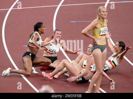 Die belgische Cheetahs-Mannschaft feiert nach den Hitze des 4x400-m-Frauen-Staffelrennen am 14. Tag der „Olympischen Spiele 2020 in Tokio, Japan“ am Donnerstag, den 05. August 2021. Die verschoben Olympischen Sommerspiele 2020 finden vom 23. Juli bis zum 8. August 2021 statt. BELGA FOTO BENOIT DOPPPAGNE Stockfoto