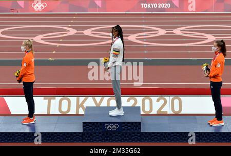 Dutch Anouk Vetter, belgische Nafissatou Nafi Thiam- und Bronzemedaillengewinnerin Emma Oosterwegel, die während der Medaillenverleihung der Frauen-Heptahlon am 15. Tag der „Olympischen Spiele 2020 in Tokio“ am Freitag, dem 06. August 2021 in Japan, fotografiert wurde. Die verschoben Olympischen Sommerspiele 2020 finden vom 23. Juli bis zum 8. August 2021 statt. BELGA FOTO ROB WALKERS Stockfoto