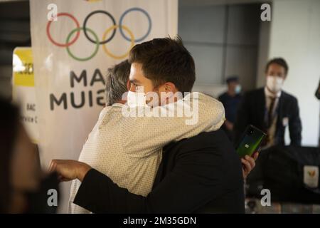 Der belgische Hockeyspieler Simon Gougnard zeigte sich nach der Rückkehr mehrerer belgischer Athleten nach den Olympischen Spielen 2020 in Tokio, Japan, in der Ankunftshalle des Brüsseler Flughafens in Zaventem am Samstag, dem 07. August 2021. BELGA FOTO CHRISTOPHE KETELS Stockfoto