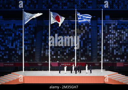 Die olympische, japanische und griechische Flagge, die während der Abschlusszeremonie am 17. Tag der „Olympischen Spiele 2020 in Tokio“ am Sonntag, dem 08. August 2021, in Japan abgebildet wurde. Die verschoben Olympischen Sommerspiele 2020 finden vom 23. Juli bis zum 8. August 2021 statt. BELGA FOTO ROB WALKERS Stockfoto