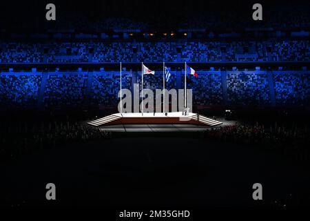 Die japanische, griechische und französische Flagge, die während der Abschlusszeremonie am 17. Tag der „Olympischen Spiele 2020 in Tokio“ am Sonntag, dem 08. August 2021, in Japan abgebildet wurde. Die verschoben Olympischen Sommerspiele 2020 finden vom 23. Juli bis zum 8. August 2021 statt. BELGA FOTO ROB WALKERS Stockfoto