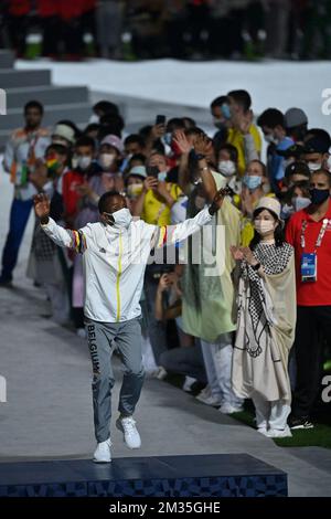 Der belgische Bashir Abdi feiert seine Bronzemedaille während der Medaillenverleihung für den Männer-Marathon während der Abschlusszeremonie der Olympischen Spiele 2020 in Tokio, Japan, am Sonntag, den 08. August 2021. Die verschoben Olympischen Sommerspiele 2020 finden vom 23. Juli bis zum 8. August 2021 statt. BELGA FOTO DIRK WAEM Stockfoto