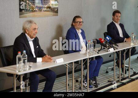 Hoteleigentümer Eddy Walravens, belgischer Geschäftsmann Marc Coucke und Versluys CEO Bart Versluys, Foto auf einer Pressekonferenz der Scorpiaux and Alychlo Holdings zur Übernahme des Hotel La Reserve in Knokke-Heist, Dienstag, den 10. August 2021 in Knokke. BELGA FOTO JAMES ARTHUR GEKIERE Stockfoto