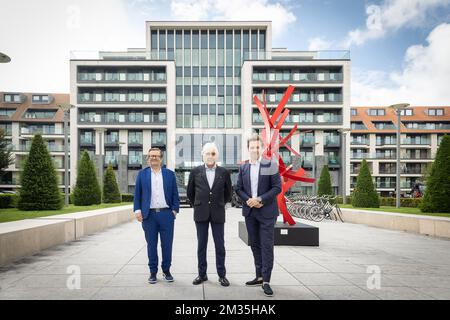 Belgischer Geschäftsmann Marc Coucke, Hotelbesitzer Eddy Walravens und Versluys CEO Bart Versluys posieren für den Fotografen nach einer Pressekonferenz der Scorpiaux- und Alychlo-Holdings über die Übernahme des Hotel La Reserve in Knokke-Heist am Dienstag, den 10. August 2021 in Knokke. BELGA FOTO JAMES ARTHUR GEKIERE Stockfoto