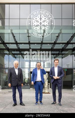 Hoteleigentümer Eddy Walravens, belgischer Geschäftsmann Marc Coucke und Versluys CEO Bart Versluys, Foto auf einer Pressekonferenz der Scorpiaux and Alychlo Holdings zur Übernahme des Hotel La Reserve in Knokke-Heist, Dienstag, den 10. August 2021 in Knokke. BELGA FOTO JAMES ARTHUR GEKIERE Stockfoto