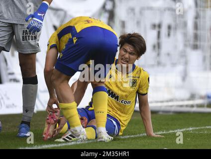 Daiki Hashioka von STVV wird bei einem Fußballspiel zwischen KAS Eupen und Sint-Truidense VV am Samstag, den 14. August 2021 in Eupen, am 4. Tag der ersten Division der belgischen Meisterschaft „Jupiler Pro League“ 2021-2022, verletzt. BELGA FOTO JOHN THYS Stockfoto