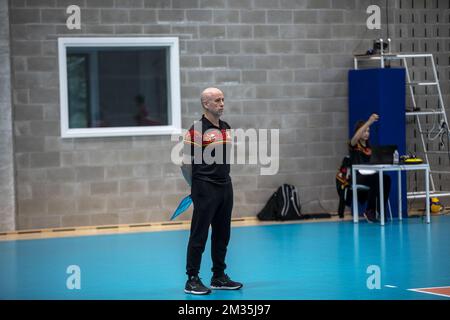 Der belgische Cheftrainer Fernando Munoz zeigte sich während eines freundlichen Volleyballspiels zwischen der belgischen Volleyballnationalmannschaft der Männer, den Red Dragons, und der deutschen Volleyballnationalmannschaft in Leuven am Mittwoch, den 18. August 2021. BELGA FOTO HATIM KAGHAT Stockfoto