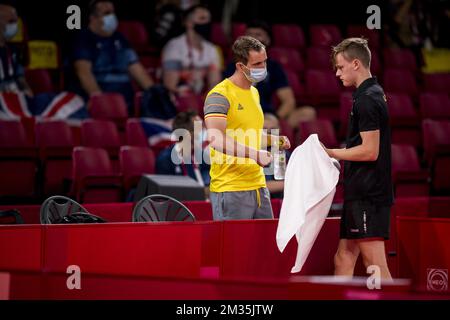 Carlo Agnello und der belgische Tischtennisspieler Laurens Devos bildeten während eines Qualifikationsspiels der Singles TT9 für Männer in der Gruppe A zwischen belgischen Devos und US-Leibovitz am ersten Tag der Paralympischen Spiele Tokio 2020 am Mittwoch, den 25. August 2021 in Tokio, Japan. Die paralympischen Spiele finden vom 24. August bis zum 5. September statt. BELGA FOTO JASPER JACOBS Stockfoto