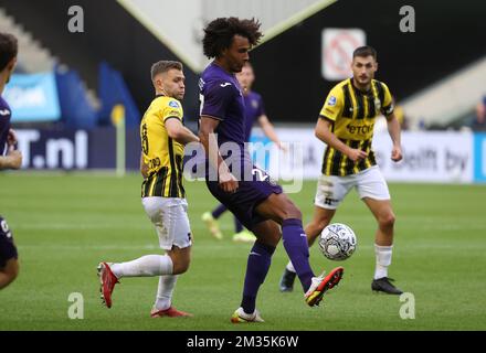 Vitesse's Sondre Tronstad und Anderlecht's Joshua Zirkzee kämpfen um den Ball während eines Fußballspiels zwischen der niederländischen Mannschaft SBV Vitesse Arnhem und dem belgischen Verein RSC Anderlecht, Donnerstag, 26. August 2021 in Arnhem, Niederlande, das Rückspiel des Play off für die Conference League. BELGA PHOTO VIRGINIE LEFOUR Stockfoto