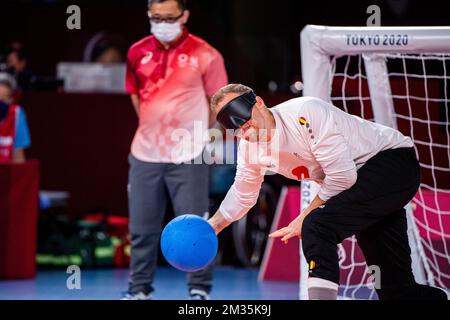 Der Paralympische torballspieler Tom Vanhove stellte während des Spiels Türkei gegen Belgien in Gruppe B in Aktion die Vorbereitungen des Männer-torballwettbewerbs am dritten Tag der Paralympischen Spiele 2020 in Tokio, Freitag, den 27. August 2021, in Tokio, Japan, vor. Die paralympischen Spiele finden vom 24. August bis zum 5. September statt. BELGA FOTO ROB WALKERS Stockfoto