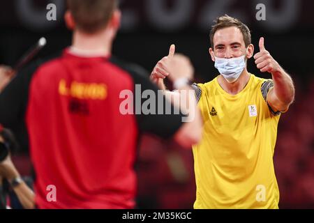 Der belgische Tischtennisspieler Laurens Devos und Carlo Agnello feiern nach dem Gewinn der Goldmedaille während eines Tischtennisspiels zwischen dem belgischen Laurens Devos und dem australischen Lin Ma, dem Finale der Singles der Klasse 9 für Männer, am vierten Tag der Paralympischen Spiele Tokio 2020, Samstag, den 28. August 2021. In Tokio, Japan. Die paralympischen Spiele finden vom 24. August bis zum 5. September statt. BELGA FOTO JASPER JACOBS Stockfoto