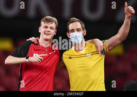 Der belgische Tischtennisspieler Laurens Devos und Carlo Agnello feiert nach dem Gewinn der Goldmedaille während eines Tischtennisspiels zwischen dem belgischen Laurens Devos und dem australischen Lin Ma, dem Finale der Singles der Klasse 9 für Männer, am vierten Tag der Paralympischen Spiele Tokio 2020, Samstag, den 28. August 2021. In Tokio, Japan. Die paralympischen Spiele finden vom 24. August bis zum 5. September statt. BELGA FOTO JASPER JACOBS Stockfoto