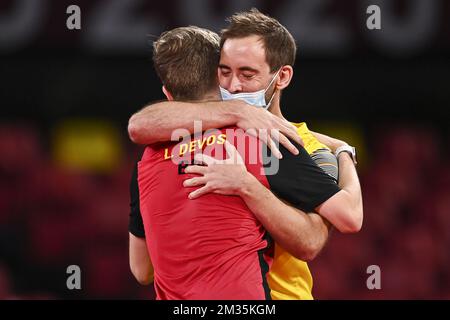 Der belgische Tischtennisspieler Laurens Devos und Carlo Agnello feiern nach dem Sieg eines Tischtennisspiels zwischen dem belgischen Laurens Devos und dem australischen Lin Ma, dem Finale der Singles der Klasse 9 für Männer, am vierten Tag der Paralympischen Spiele Tokio 2020, Samstag, den 28. August 2021, in Tokio, Japan. Die paralympischen Spiele finden vom 24. August bis zum 5. September statt. BELGA FOTO JASPER JACOBS Stockfoto