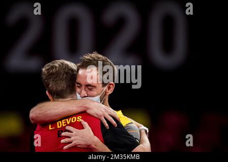 Der belgische Tischtennisspieler Laurens Devos und Carlo Agnello feiert nach dem Sieg eines Tischtennisspiels zwischen dem belgischen Laurens Devos und dem australischen Lin Ma, dem Finale der Singles-Klasse 9 für Männer, am vierten Tag der Paralympischen Spiele Tokio 2020, Samstag, den 28. August 2021, in Tokio, Japan. Die paralympischen Spiele finden vom 24. August bis zum 5. September statt. BELGA FOTO JASPER JACOBS Stockfoto