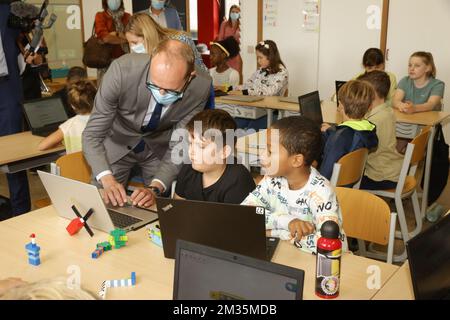 Der flämische Minister für Bildung, Tierschutz und Sport Ben Weyts wurde bei einem Besuch der „GO! Daltonschool-Grundschule in Merelbeke, am ersten Schultag des 2021-2022. Jahres, Mittwoch, den 01. September 2021. BELGA FOTO JAMES ARTHUR GEKIERE Stockfoto