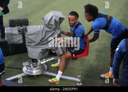 Genks Theo Bongonda und Genks Angelo Preciado probieren den Sitz in einer Kamera an der Seitenlinie aus, bevor die belgische Fußballmannschaft KRC Genk am Mittwoch, den 15. September 2021, in Wien, Österreich, eine Trainingseinheit veranstaltet, um das morgige Spiel der Europa League gegen die österreichische Fußballmannschaft SK Rapid Wien vorzubereiten. Am ersten Tag (von sechs) in Gruppe H. BELGA PHOTO VIRGINIE LEFOUR Stockfoto