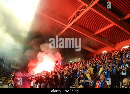 Vor einem Fußballspiel zwischen Sporting Charleroi und Club Brügge am Samstag, den 18. September 2021, in Charleroi, am 8. Tag der ersten Division der belgischen Meisterschaft „Jupiler Pro League“ 2021-2022, bildeten sich die Fans des Clubs. BELGA FOTO DAVID PINTENS Stockfoto