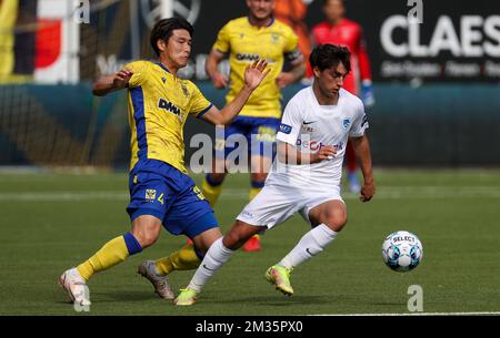 Daiki Hashioka von STVV und Luca Oyen von Genk kämpfen während eines Fußballspiels zwischen Sint-Truiden VV und KRC Genk um den Ball, Sonntag, den 19. September 2021 in Sint-Truiden, am 8. Tag der ersten Division der belgischen Meisterschaft „Jupiler Pro League“ 2021-2022. BELGA PHOTO VIRGINIE LEFOUR Stockfoto