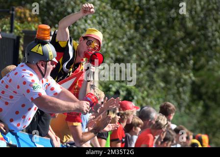 Die Abbildung zeigt Radsportfans beim Straßenrennen der Frauenelite am siebten Tag der UCI-Weltmeisterschaft Road Cycling Flanders 2021, 157,70km von Antwerpen nach Leuven am Samstag, den 25. September 2021. Die Welten finden vom 19. Bis 26. September 2021 in mehreren Städten in Flandern, Belgien, statt. BELGA FOTO DAVID STOCKMAN Stockfoto