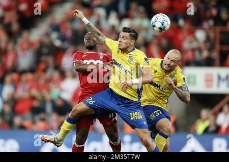 Jackson Muleka Kyanvubu von Standard, Jorge Teixeira von STVV und Toni Leistner von STVV kämpfen um den Ball während eines Fußballspiels zwischen Standard de Liege und Sint-Truidn VV am Samstag, den 25. September 2021 in Lüttich, am 9. Tag der ersten Spielklasse der Jupiler Pro League 2021-2022 der belgischen Meisterschaft. BELGA FOTO BRUNO FAHY Stockfoto