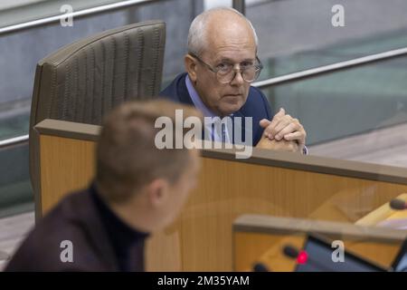 Hannes Anaf von Vooruit und Peter Cabus, Generalsekretär des Ministeriums für Umwelt, bildete das Bild auf einer Sitzung der untersuchungskommission für PFAS - PFOS-Verschmutzung im Flämischen Parlament am Freitag, den 08. Oktober 2021 in Brüssel. BELGA FOTO NICOLAS MAETERLINCK Stockfoto