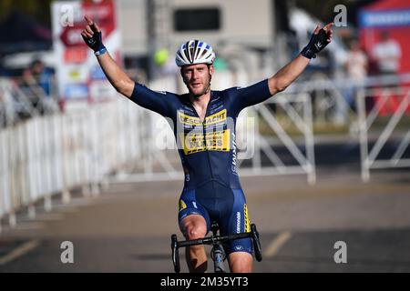 Der belgische Daan Soete feiert, dass er die Ziellinie überquert und beim Trek CX Cup Cyclocross am Freitag, den 08. Oktober 2021 in Waterloo, Wisconsin, USA, das Elite-Rennen der Männer gewinnt. BELGA FOTO DAVID STOCKMAN Stockfoto