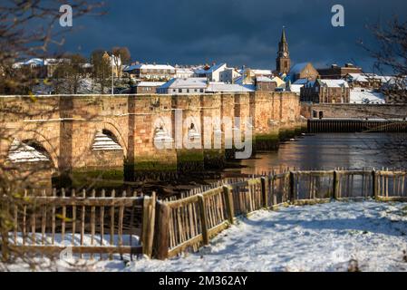 Berwick Upon Tweed ein Wintertag mit Blick über den Fluss in Richtung Guildhall mit der alten Brücke aus dem Jahr 15, die den Fluss überspannt Stockfoto