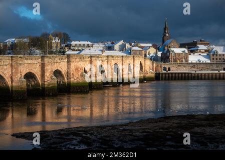 Berwick Upon Tweed ein Wintertag mit Blick über den Fluss in Richtung Guildhall mit der alten Brücke aus dem Jahr 15, die den Fluss überspannt Stockfoto