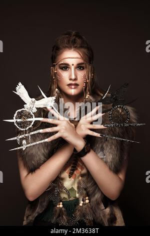 Schöne Frau mit Kunst Make-up, kreative lange Nägel. Design Maniküre. Beauty Face. Stockfoto