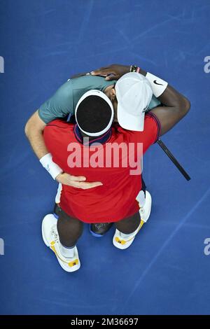US Frances Tiafoe und Andy Murray aus Großbritannien bildeten nach einem Spiel zwischen US Tiafoe und Großbritanniens Murray in der ersten Runde des European Open Tennis ATP-Turniers in Antwerpen, Dienstag, den 19. Oktober 2021. BELGA FOTO DIRK WAEM Stockfoto