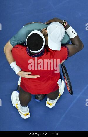 US Frances Tiafoe und Andy Murray aus Großbritannien bildeten nach einem Spiel zwischen US Tiafoe und Großbritanniens Murray in der ersten Runde des European Open Tennis ATP-Turniers in Antwerpen, Dienstag, den 19. Oktober 2021. BELGA FOTO DIRK WAEM Stockfoto