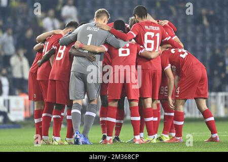 Antwerpens Spieler wurden zu Beginn eines Spiels zwischen der türkischen Mannschaft Fenerbahce und der belgischen Fußballmannschaft Royal Antwerp FC am Donnerstag, den 21. Oktober 2021, in Istanbul, Türkei, am dritten Tag der UEFA Europa League-Gruppenbühne in Gruppe D. BELGA FOTO LAURIE DIEFFEMBACQ dargestellt Stockfoto