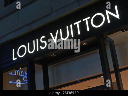 Louis Vuitton LV Store im Multrees Walk Shopping Centre, Multrees Walk, Edinburgh EH1 3DQ bei Nacht Stockfoto