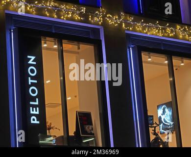 Peloton Fitness Equipment Store, Multrees Walk Shopping Centre, Multrees Walk, Edinburgh EH1 3DQ in der Nacht Stockfoto