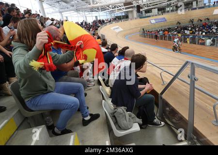 Belgische Fans jubeln Lotte Kopecky (r) beim Women's Points Race bei der UCI-Leichtathletik-Weltmeisterschaft in Roubaix, Frankreich, am Sonntag, den 24. Oktober 2021 an. Die Weltmeisterschaften finden vom 20. Bis 24. Oktober 2021 statt. BELGA FOTO BENOIT DOPPPAGNE Stockfoto