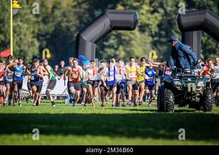 Die Abbildung zeigt den Start des Herrenrenrenrenrennen beim Sportevent „CrossCup Relays Berlare“, der ersten Etappe des CrossCup-Wettbewerbs, Sonntag, den 24. Oktober 2021 in Berlare. BELGA FOTO FILIP LANSZWEERT Stockfoto