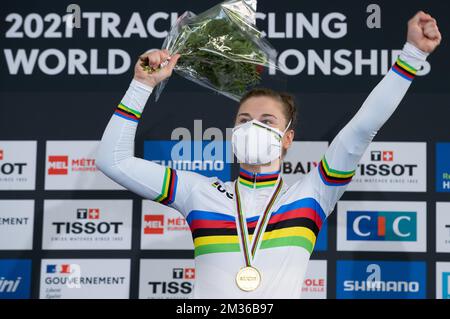 Belgische Lotte Kopecky, Gewinnerin der Goldmedaille, die auf dem Podium der UCI-Leichtathletik-Weltmeisterschaft in Roubaix, Frankreich, abgebildet ist, Sonntag, den 24. Oktober 2021. Die Weltmeisterschaften finden vom 20. Bis 24. Oktober 2021 statt. BELGA FOTO BENOIT DOPPPAGNE Stockfoto