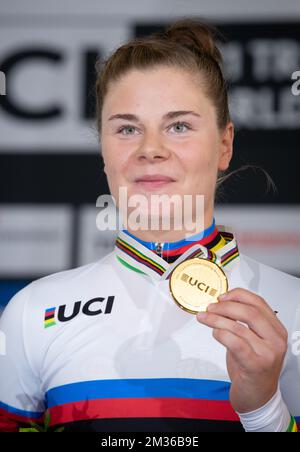 Belgische Lotte Kopecky, Gewinnerin der Goldmedaille, die auf dem Podium der UCI-Leichtathletik-Weltmeisterschaft in Roubaix, Frankreich, abgebildet ist, Sonntag, den 24. Oktober 2021. Die Weltmeisterschaften finden vom 20. Bis 24. Oktober 2021 statt. BELGA FOTO BENOIT DOPPPAGNE Stockfoto