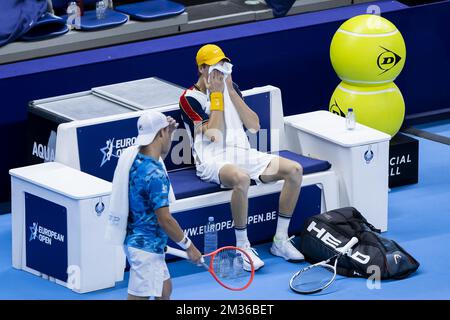 Der argentinische Diego Schwartzman und der italienische Jannik Sünder wurden während eines Tennisspiels zwischen dem italienischen Sünder und dem argentinischen Schwartzman, dem Finale der Singles beim European Open Tennis ATP Turnier, in Antwerpen, am Sonntag, den 24. Oktober 2021, gezeigt. BELGA FOTO KRISTOF VAN ACCOM Stockfoto